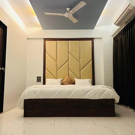 Hotel New City Light Сурат Екстериор снимка
