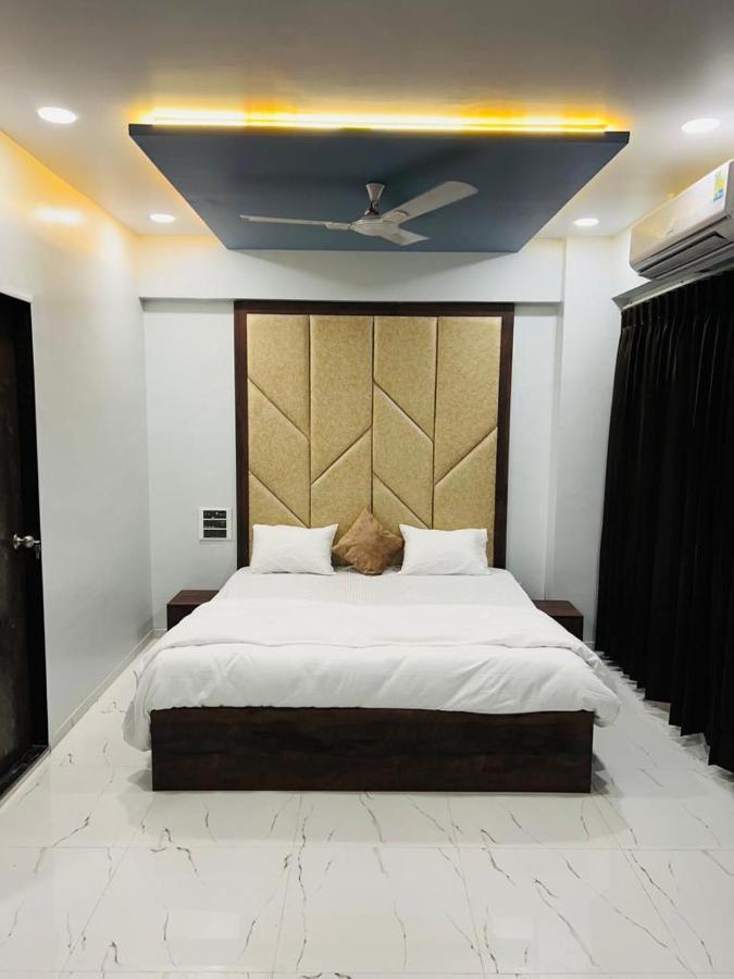 Hotel New City Light Сурат Екстериор снимка