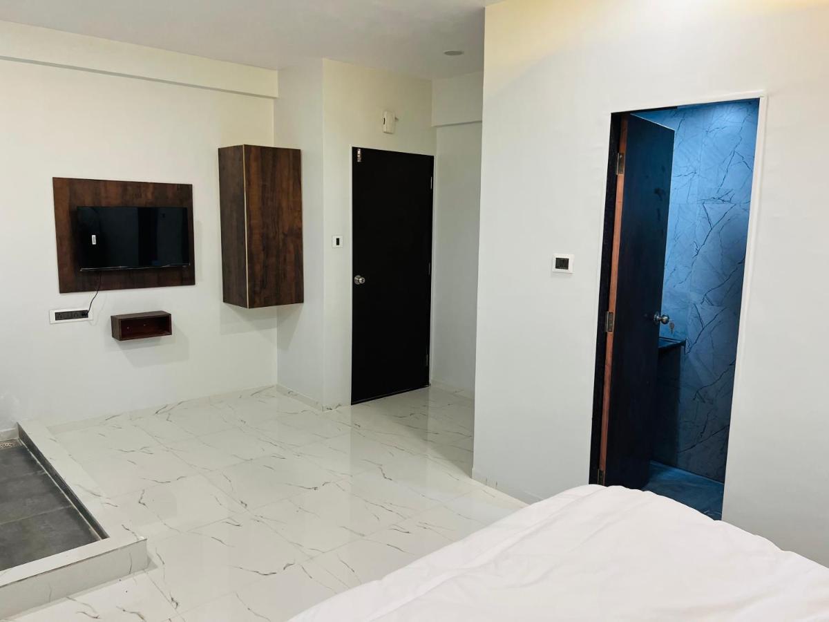 Hotel New City Light Сурат Екстериор снимка